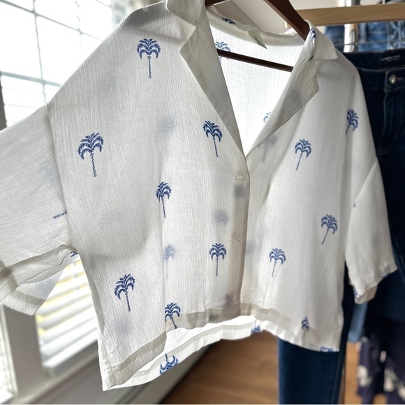 H&M  button down shirt, cropped & oversized, with dolman cut 3/4 sleeves - Picture 3 of 10